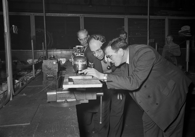 167340 Afbeelding van het maken van miniatuur-modellen voor de spoorwegmodelbaan te Madurodam door medewerkers van de ...